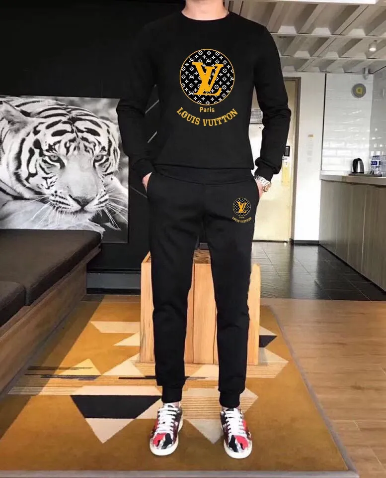 🅿️380 [LV Louis Vuitton] (Fat Man Gospel) hot-selling suit is coming. Focus on the original version of the official website. 2025 new hot-selling sweatshirt suit. The original order is hard to buy🇭🇰. It is the meticulous work of top designers for a fitting and perfect upper body effect. All-natural high-quality Roman cotton 100%, close-fitting comfort, noble and elegant! Original hardware embodies elegance and nobility! Counter size: M-5XL (maximum wear up to 220 pounds)